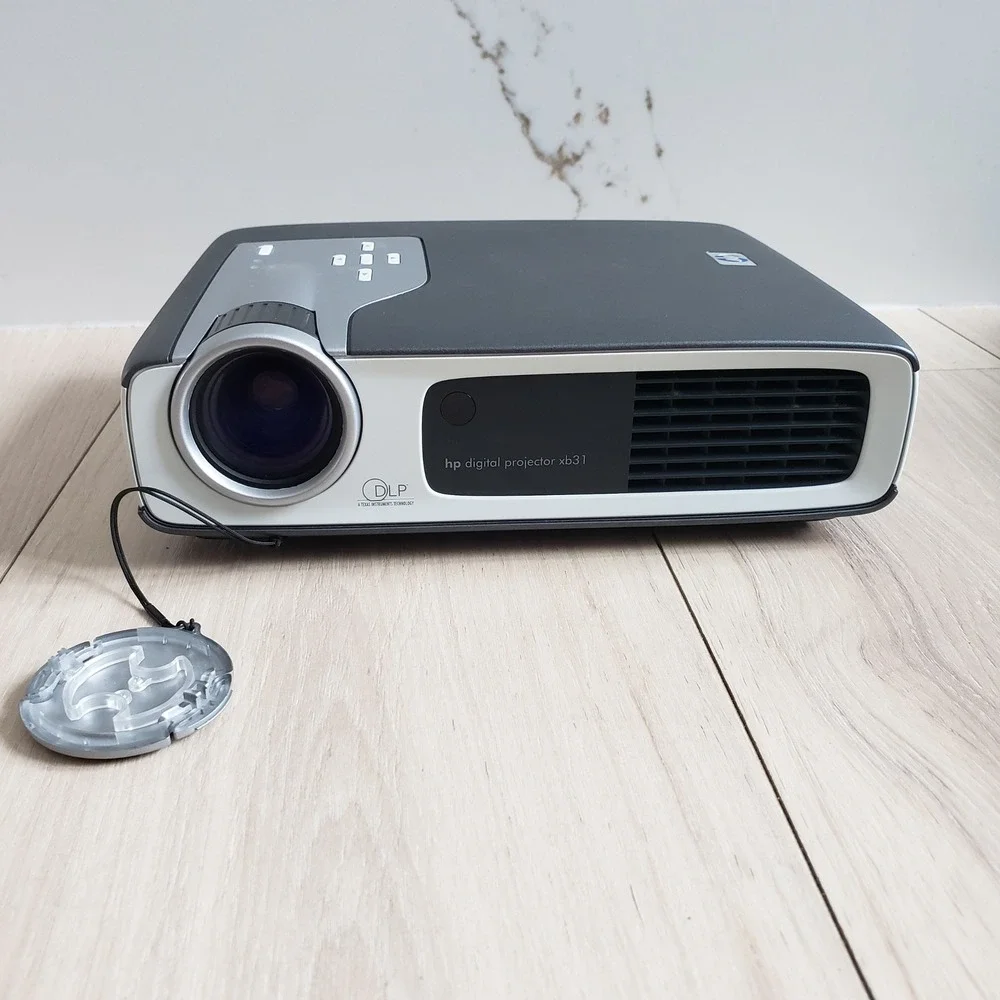 HP XB31 Digital Projector Remote Carrying Case Cables Included Y2K